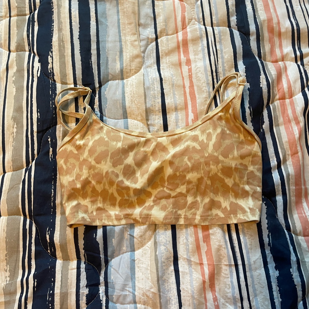 aerie scoop bikini top. has built in bra, leopard print. in beige, size xs